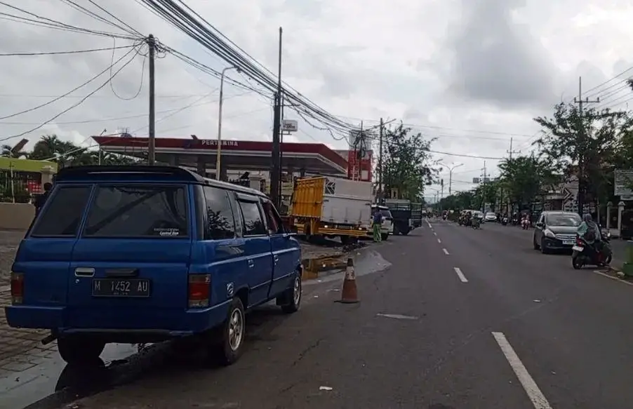 Antrean solar di salah satu SPBU di Kabupaten Pamekasan