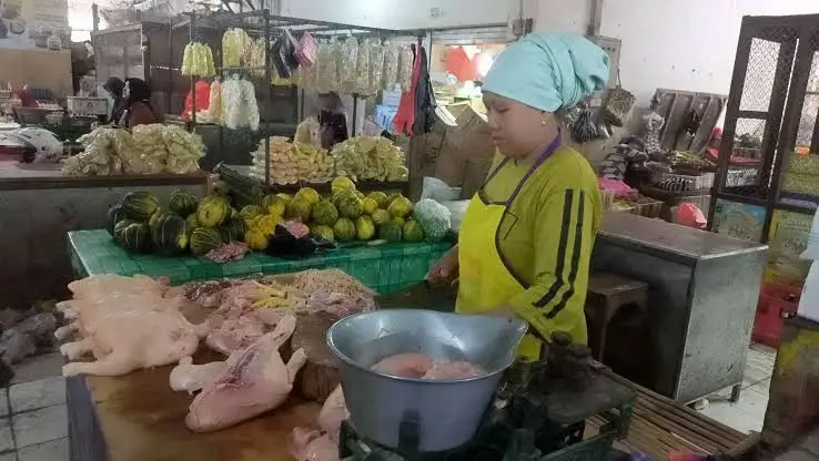 Salah satu pedagang di Pasar Srimangunan Sampang