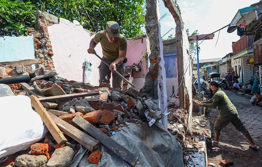 Penertiban bangunan liar (bangli) di kawasan Jalan Tambak Mayor Gang VI C, Kelurahan Asemrowo, Kecamatan Asemrowo. Foto: Hms