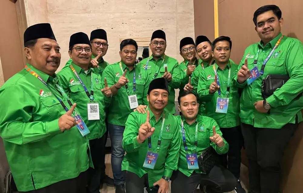 Ketua DPC PKB Gresik terpilih M. Syahrul Munir bersama sekretaris dan bendahara terpilih serta anggota fraksi dalam acara bersama Wakil Ketua Umum DPP PKB Jazilul Fawaid. Foto: Ist.
