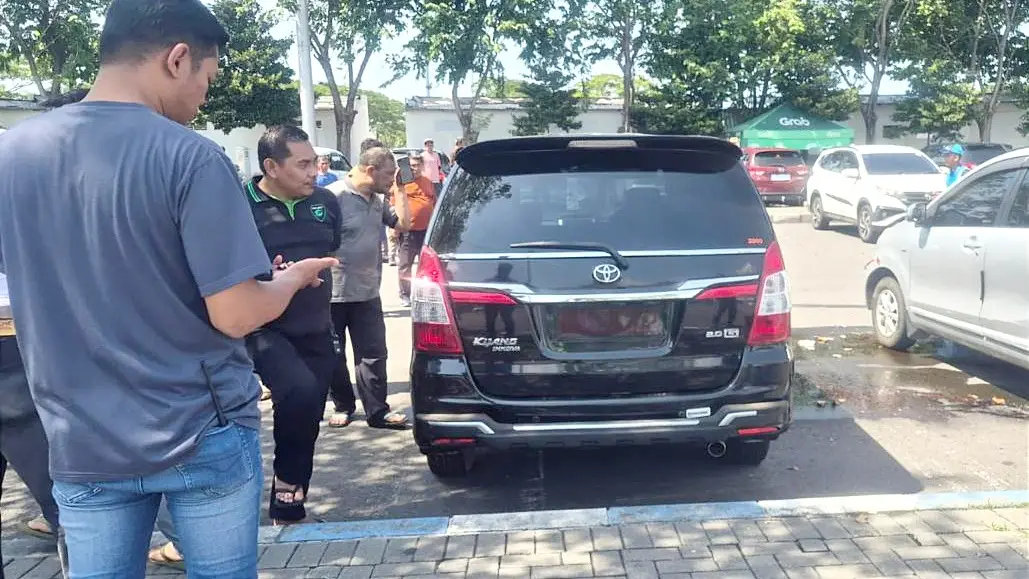 Mobil dinas diduga milik Sekretaris DPRKP Bangkalan yang berisi jasad wanita yang terparkir di Bandara Juanda
