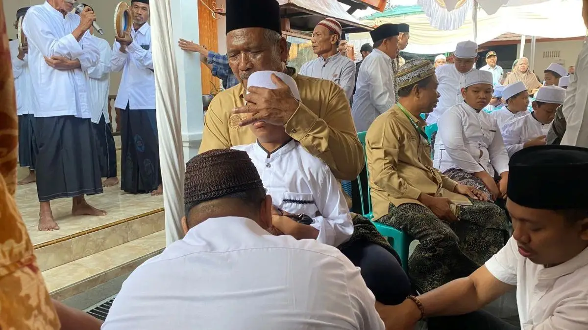 Salah satu anak saat mengikuti khitan massal