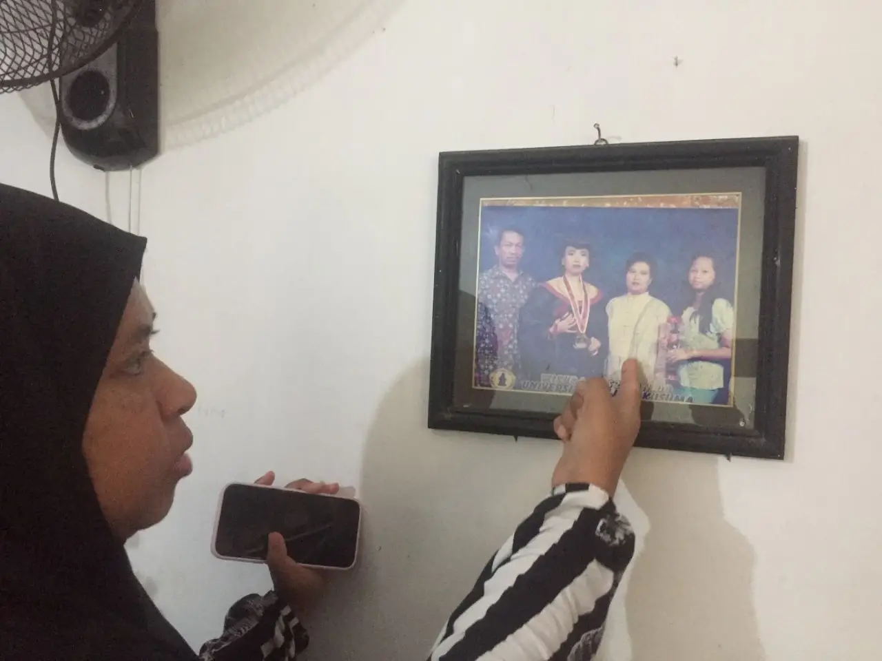 Keluarga korban saat menunjukkan foto mendiang. Foto: Rusmiyanto/BANGSAONLINE