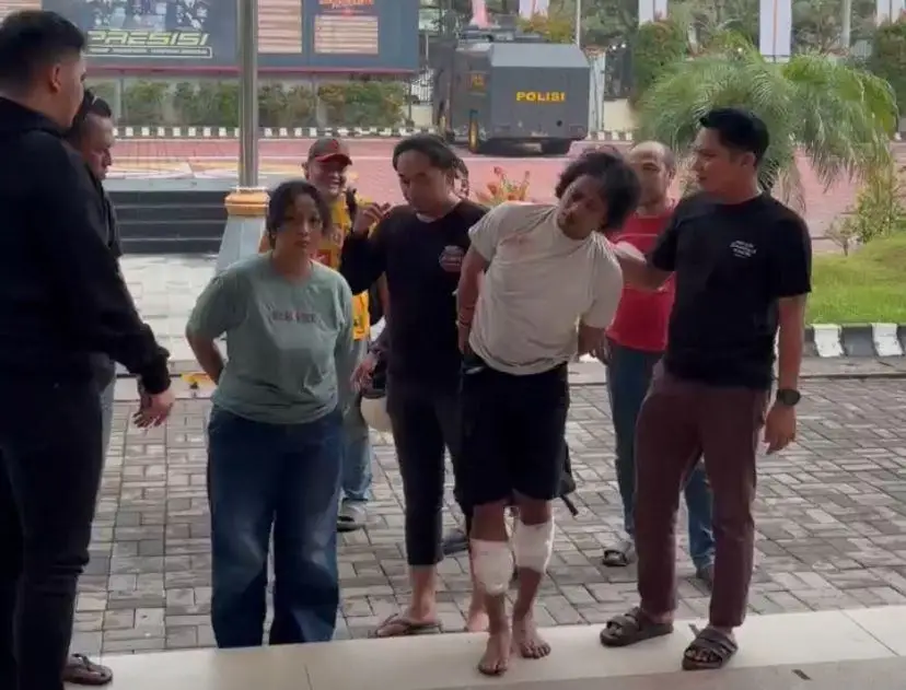 Pasutri pelaku curanmor spesialis minimarket saat digelandang ke Mapolres Gresik