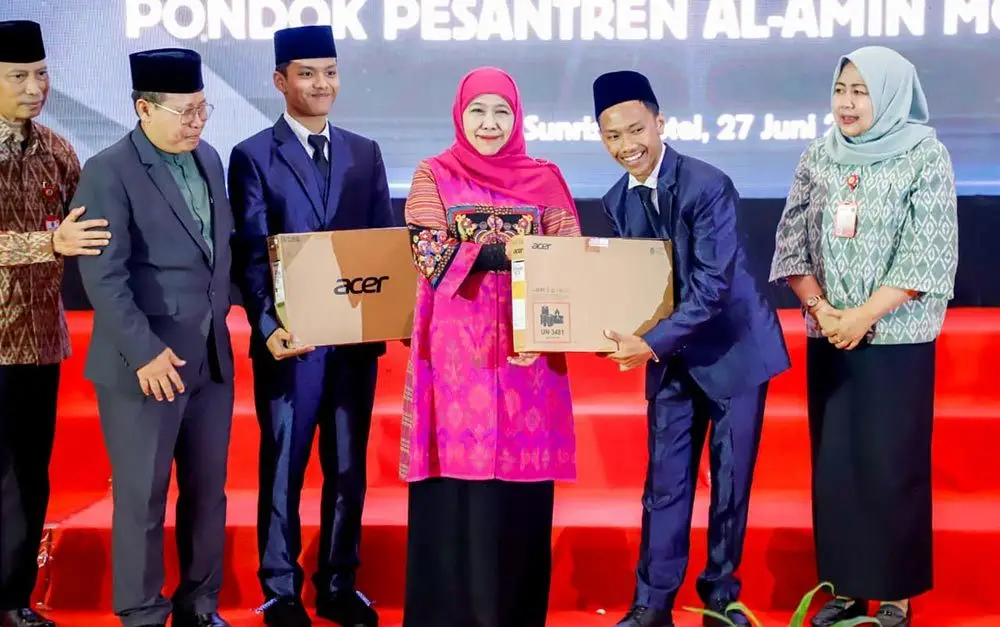 hadiri-wisuda-santri-ponpes-al-amin-mojokerto-khofifah-imbangi-kerja-produktif-dengan-riyadhah