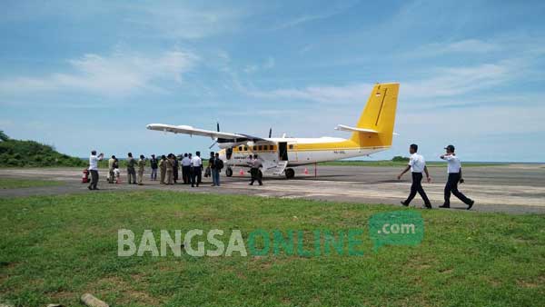 Pesawat Airfast Indonesia ketika mendarat di lapter Harun Thohir, Bawean. foto: syuhud/  BANGSAONLINE