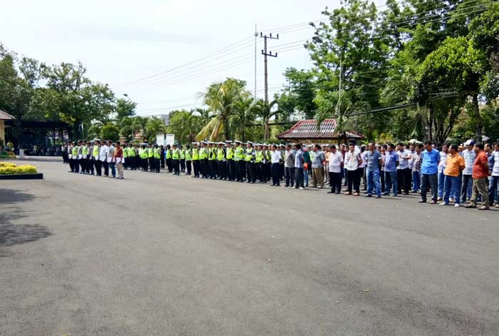 Petugas saat apel persiapan pengesahan warga PSHT. foto: GUNAWAN/ BANGSAONLINE