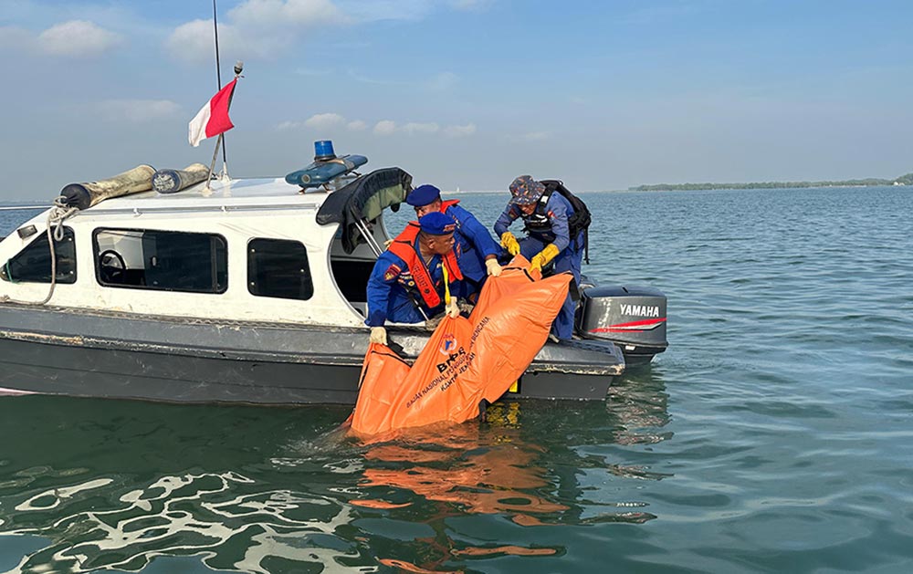 Petugas saat mengevakuasi jasad korban ketiga tragedi perahu muat besi tua yang tenggelam. Foto: Ist.