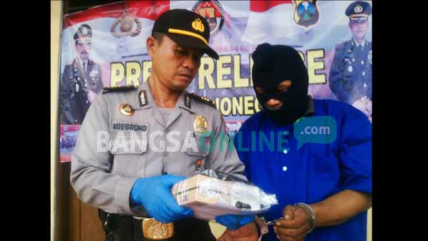 Pelaku bersama barang bukti didampingi Kapolres Bojonegoro saat di Mapolres. foto: eki nurhadi/ BANGSAONLINE