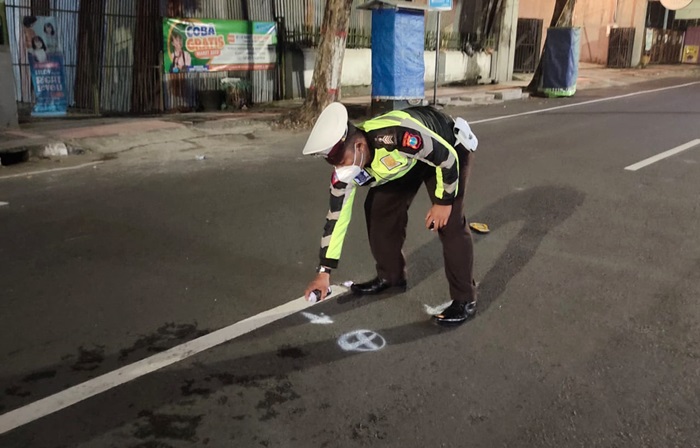 Petugas Satlantas Polres Blitar Kota saat melakukan olah TKP.