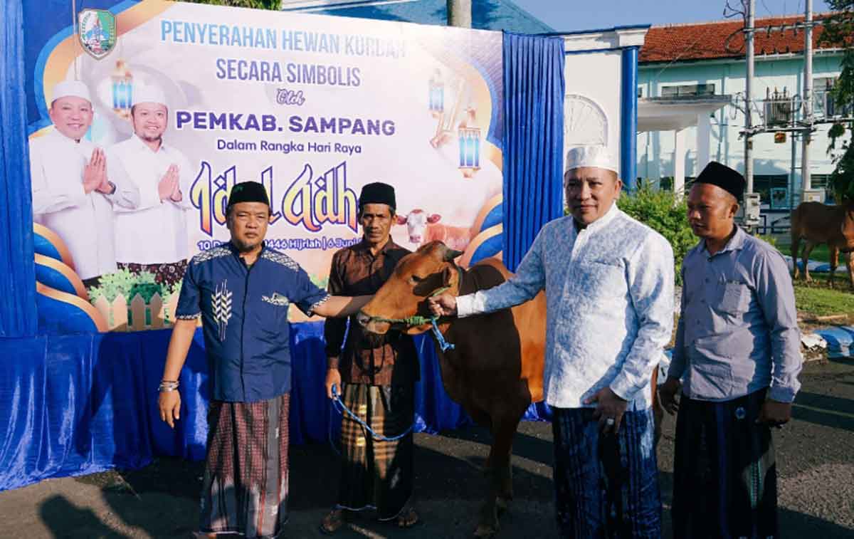 Bupati Sampang saat menyerahkan salah satu hewan kurban ke takmir masjid saat Idul Adha 1446 H.