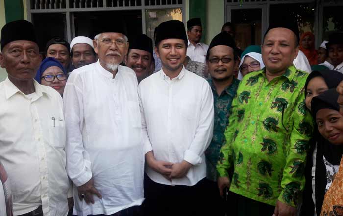 Emil Elestianto Dardak (dua dari kanan), bersama KH. Robbach Ma