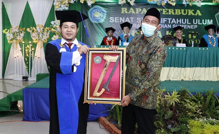 Bupati Sumenep Achmad Fauzi saat memberikan sambutan pada Wisuda IV STAIM Tarate Desa Pandian, Kabupaten Sumenep, di Gedung Islamic Center Bindara Saod Kecamatan Batuan, Minggu (28/03/21).