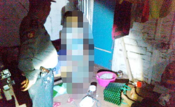 Sardin yang tewas gantung diri saat sebelum dievakuasi. Sementara di depannya Darsini juga tewas bersimbah darah. (foto: suwandi/BANGSAONLINE)