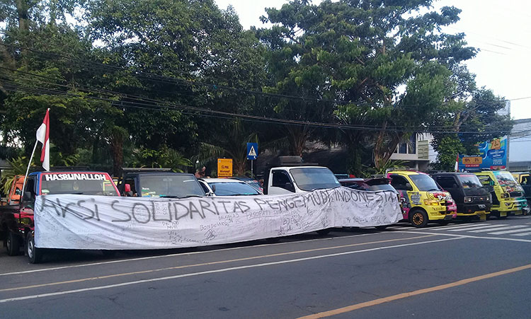 Kendaraan pendemo saat di depan Kantor Bupati Banyuwangi.