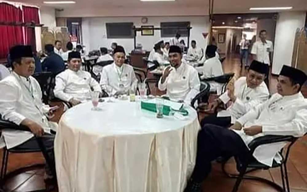 H. Moh Khozin (dua dari kiri) bersama pengurus MUI Gresik dalam suatu acara. Foto: Ist.
