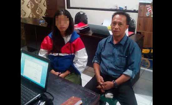 Bunga bersama Ketua LSM GI saat melapor. foto: tuhu/BANGSAONLINE
