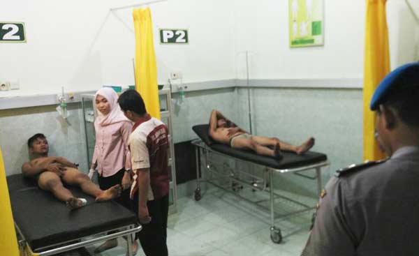 Dua pelaku terbaring menahan sakit akibat bogem mentah mendarat di wajahnya.