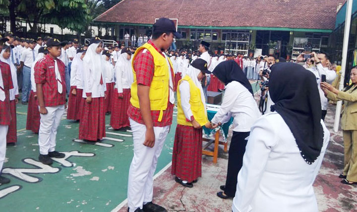 Kepala BNN Kota Batu, AKBP Mudawaroh memakaikan rompi kepada anggota Satgas Antinarkoba SMAN 2 Batu. 