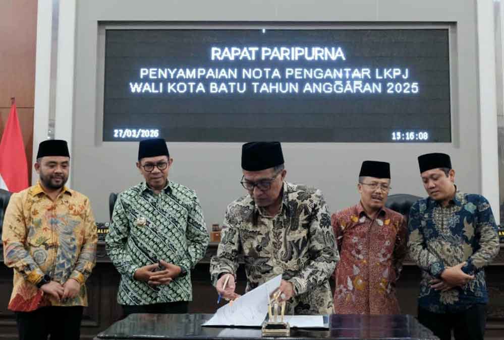 Wali Kota Batu, Nurochman saat Rapat Paripurna penyampaian nota pengantar LKPJ Tahun Anggaran 2025. (Ist)