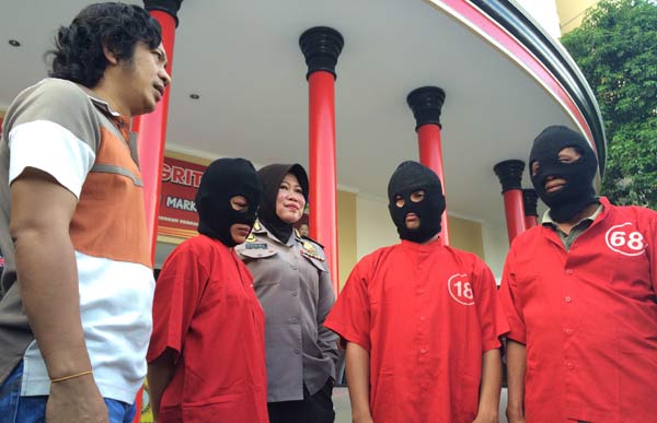 Ketiga tersangka penggelapan mobil diamankan petugas. (foto: ekoyono/BANGSAONLINE)