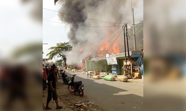 Kondisi Pasar Bungkak Tambelangan saat terbakar.