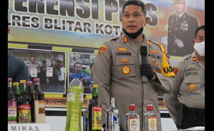 Kapolres Blitar Kota, AKBP Leonard M. Sinambela saat merilis hasil autopsi dua korban meninggal dunia akibat miras oplosan, Jumat (10/7/2020).