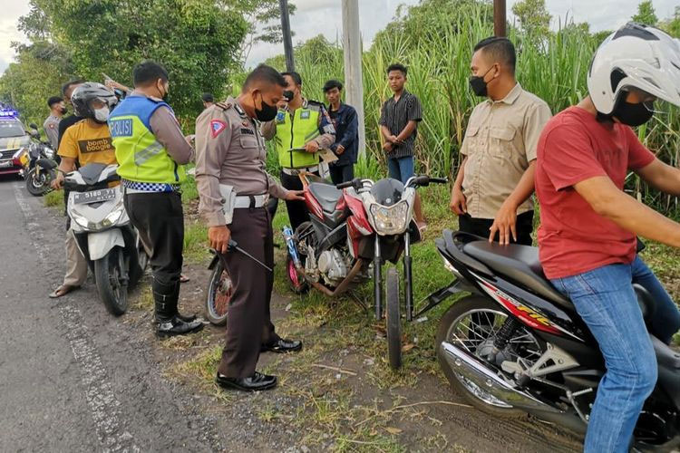 Polisi melakukan razia balap liar di Jalan Lingkar Timur, Rabu (6/4).
