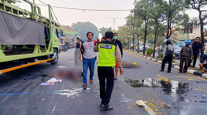 Petugas saat mengevakuasi kecelakaan di Jalan Raya Kludan, Sidoarjo.