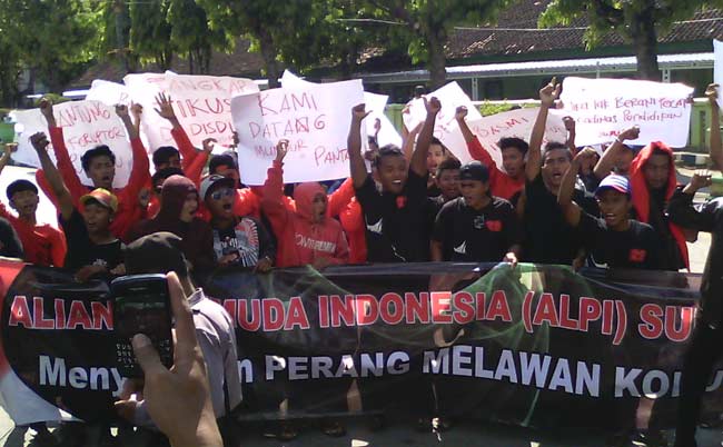 Massa ketika tiba di depan gedung DPRD Sumenep. foto: rahmatullah/ BANGSAONLINE