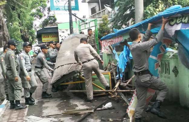 Salah satu lapak PKL saat dibongkar Satpol PP