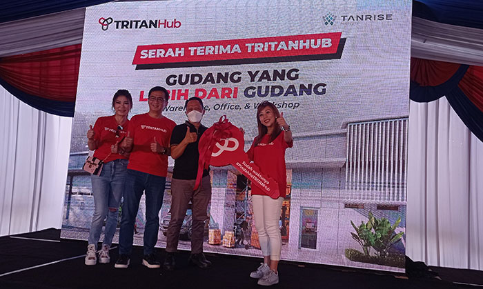 Serah terima unit Tritanhub yang dilakukan secara simbolis.
