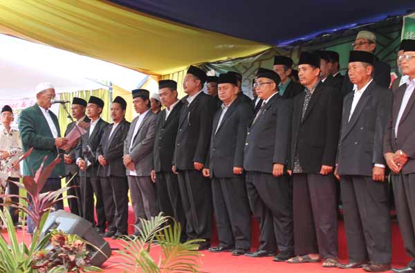 Para Pengurus PCNU babat saat dilantik. (foto: haris/BANGSAONLINE)