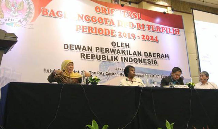 Gubernur Jawa Timur Khofifah Indar Parawansa saat menjadi narasumber pada kegiatan orientasi DPD RI di The Ritz Carlton Hotel, Mega Kuningan Jakarta, Jumat (20/9). foto: istimewa/ bangsaonline.com