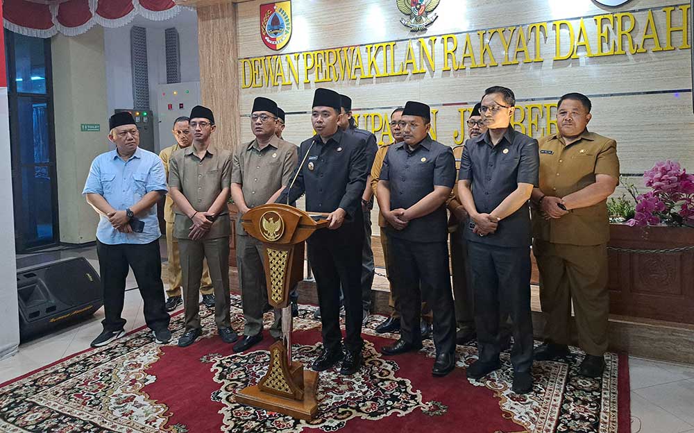 Bupati Jember Muhammad Fawait saat memberikan keterangan terkait surat edaran menyikapi kelangkaan BBM.