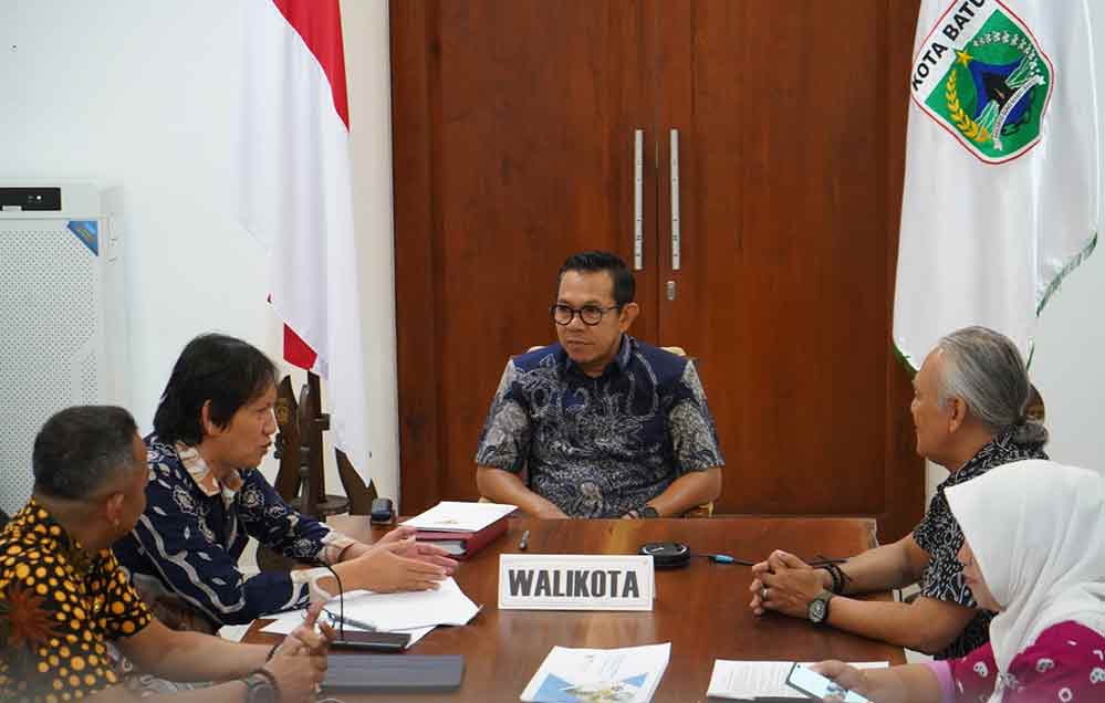 Wali Kota Batu Nurochman menyampaikan komitmennya dalam mewujudkan keterbukaan informasi publik.