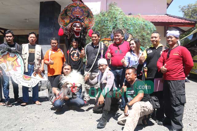 Rombongan anggota jaranan dan seni tari saat akan berangkat ke Jakarta dari kantor Disbudparpora Kota Kediri. foto: ARIF K/ BANGSAONLINE