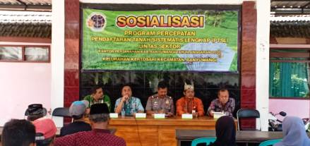 Tim 5 Program PTSL ketika melakukan sosialisasi pada kelompok nelayan Kelurahan Kertosari, kemarin.