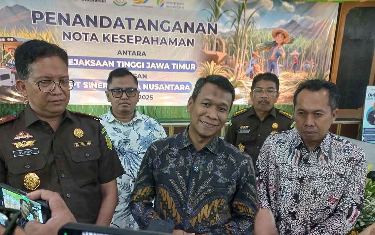 Jajaran pejabat dari Kejati Jatim dan PT SGN saat memberi keterangan ke awak media.

