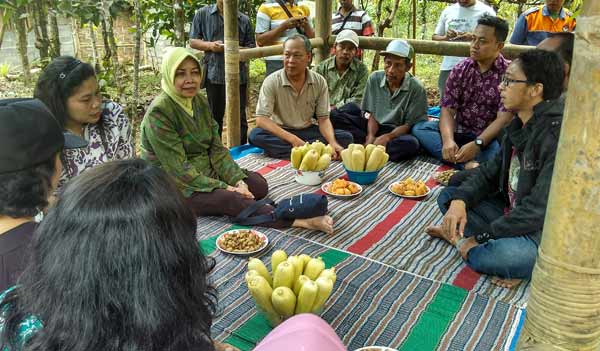 BLUSUKAN: Hj. Haryanti (kerudung hijau) saat ngobrol bersama warga sambil menikmati alam terbuka dan jajanan ndeso khas Desa Medowo Kecamatan Kandangan, Kabupaten Kediri. foto: arif kurniawan/BANGSAONLINE