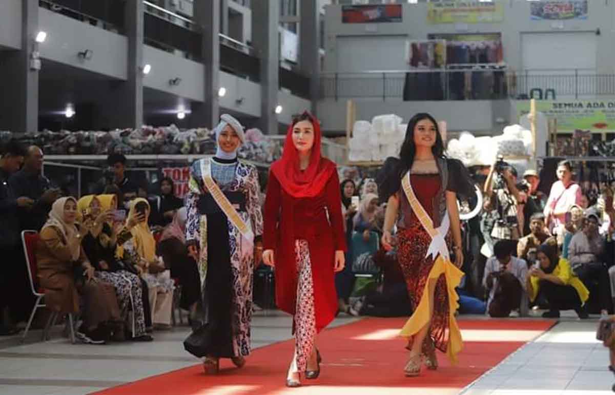 Ketua Dekranasda Trenggalek, Novita Hardini (tengah), saat berjalan di catwalk.
