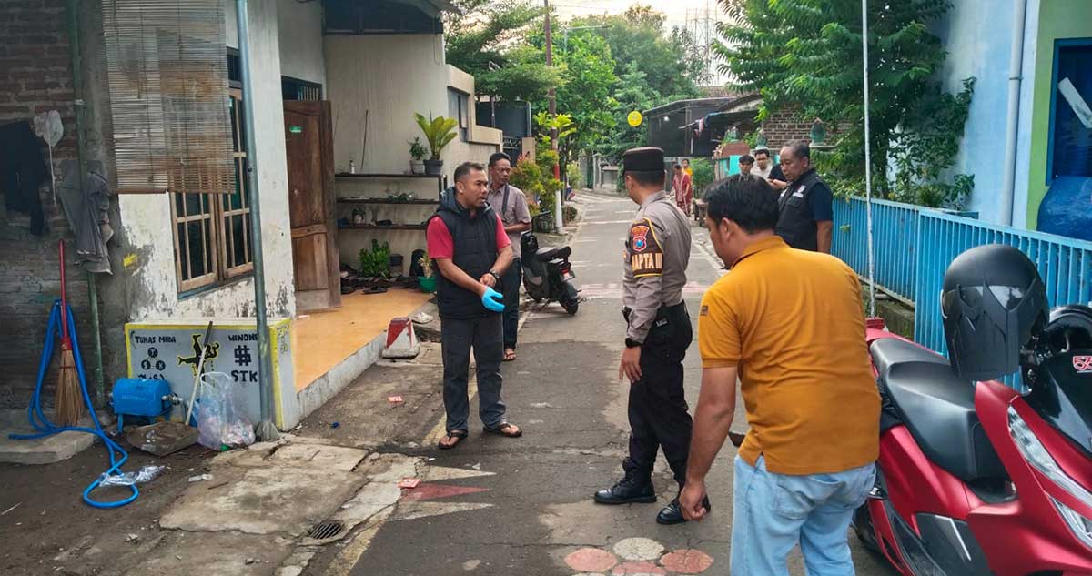 Petugas dari Polres Madiun Kota saat menyusuri TKP yang berada di Jalan Jolorante Nomor 8.
