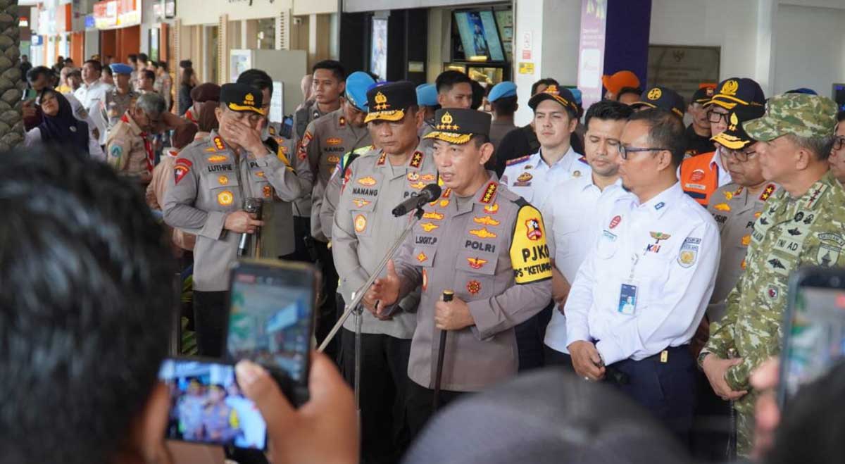 Kapolri saat meninjau Posko Terpadu Mudik Lebaran di Stasiun Gubeng, Surabaya.