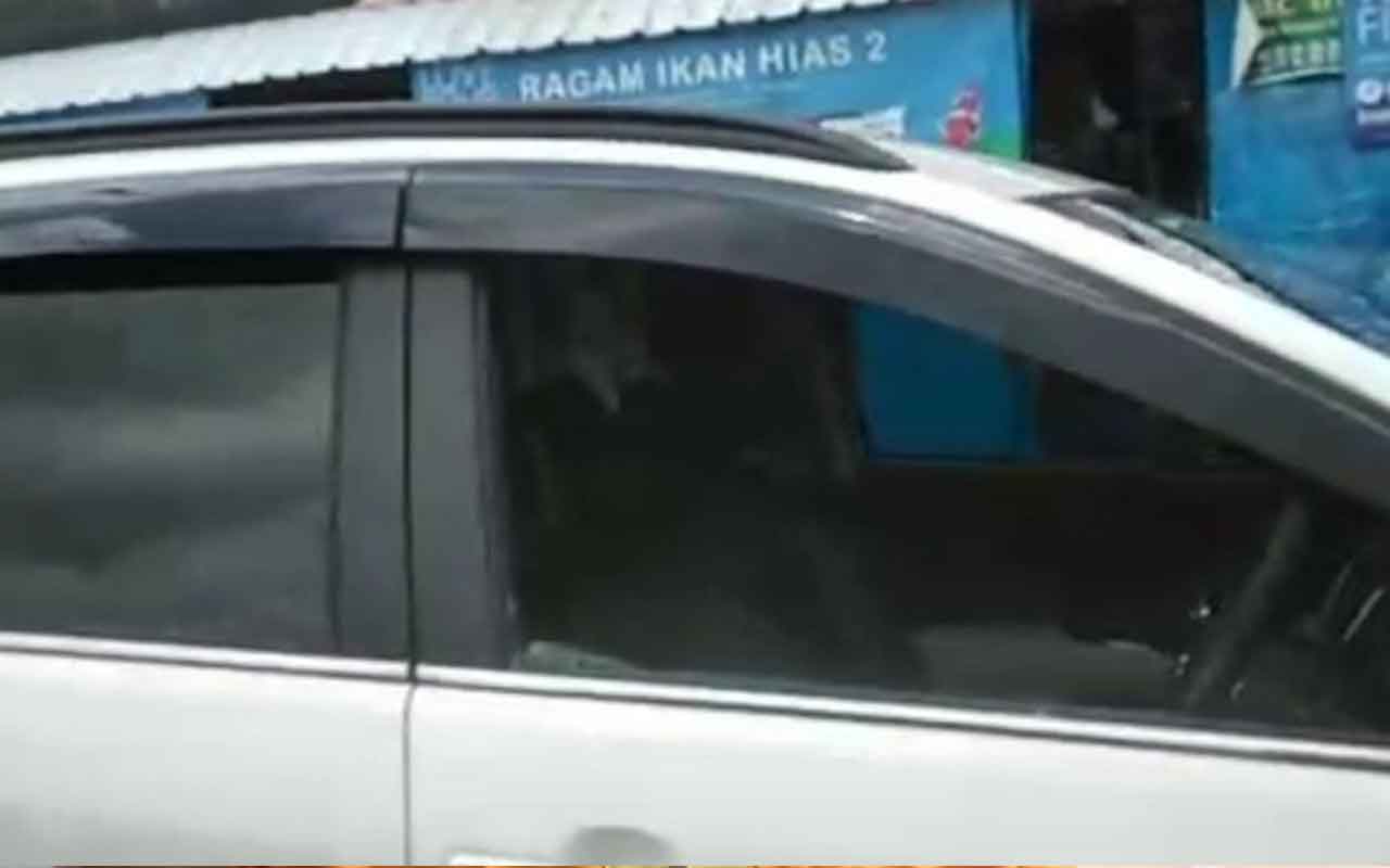Tangkapan layar sebuah mobil yang menjadi target pecah kaca di Pasar Ikan Hias Kota Blitar.