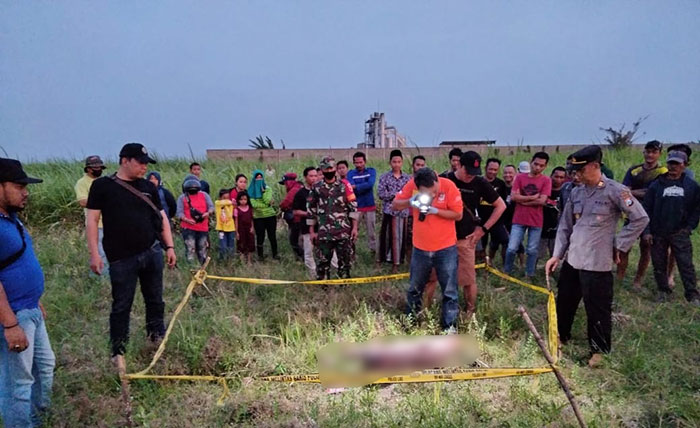Petugas saat olah TKP penemuan mayat wanita tanpa identitas di Dusun Kedung Asem, Desa/Kecamatan Bandarkedungmulyo, Kabupaten Jombang.