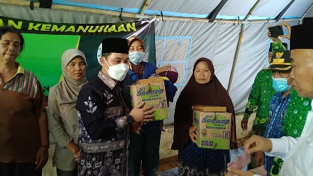 Prof. Dr. KH. Asep Saifuddin Chalim dan putranya, Muhammad Al-Barra (Gus Barra) saat membagikan bantuan berupa beras, mie, sarung, dan uang kepada para korban bencana di Sumer Tangkil Malang, Kamis (15/2/2021) sore. foto: mma/ bangsaonline.com 