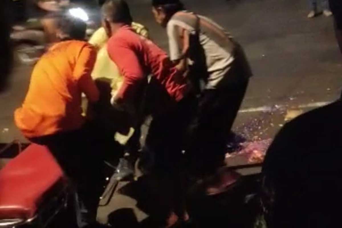 Tangkapan layar saat korban dievakuasi petugas usai alami kecelakaan di Jalan Raya Krikilan, Driyorejo, Gresik, Selasa (16/7/2024) malam.