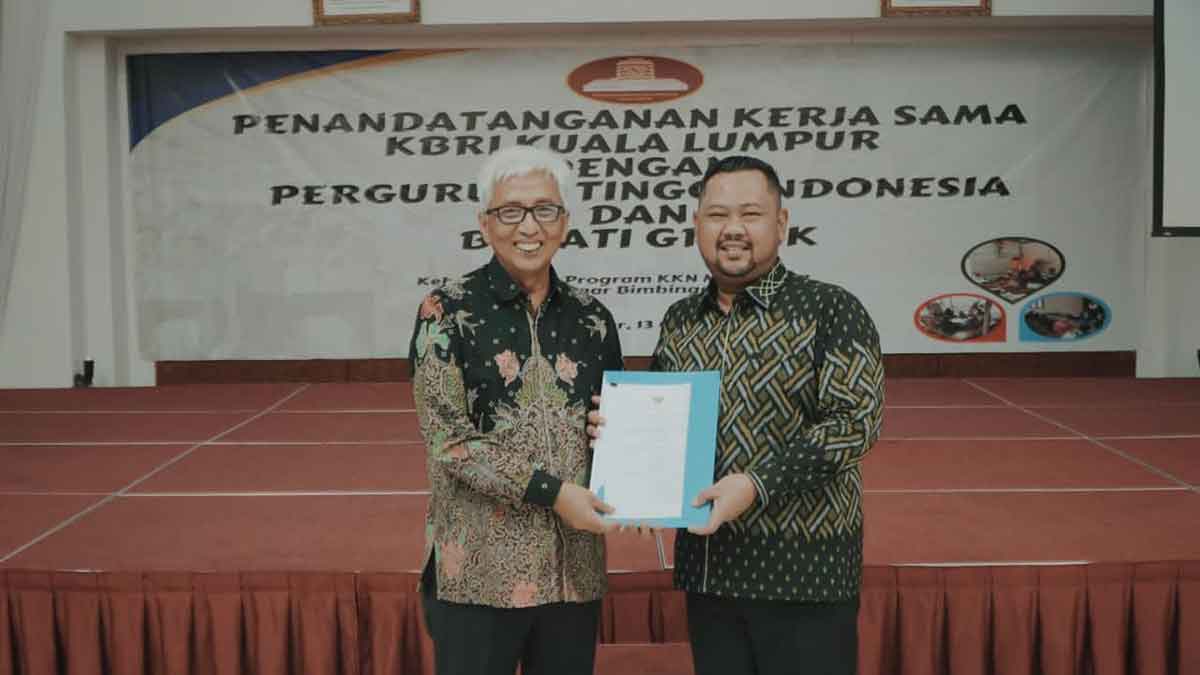 Bupati Gresik bersama Dubes RI untuk Malaysia saat menunjukkan MoU perlindungan hukum anak pekerja migran. Foto: Ist