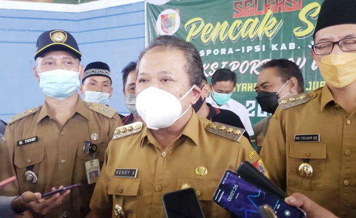 Bupati Hendy didampingi Wabup Gus Firjaun saat meninjau fasilitas jelang Porprov Jatim 2022. foto: ist.