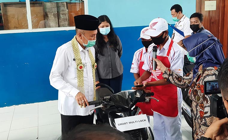 Salah satu siswa SMKN 2 Pamekasan saat menunjukkan handphonenya kepada Kepala Dinas Pendidikan Jatim Wahid Wahyudi.